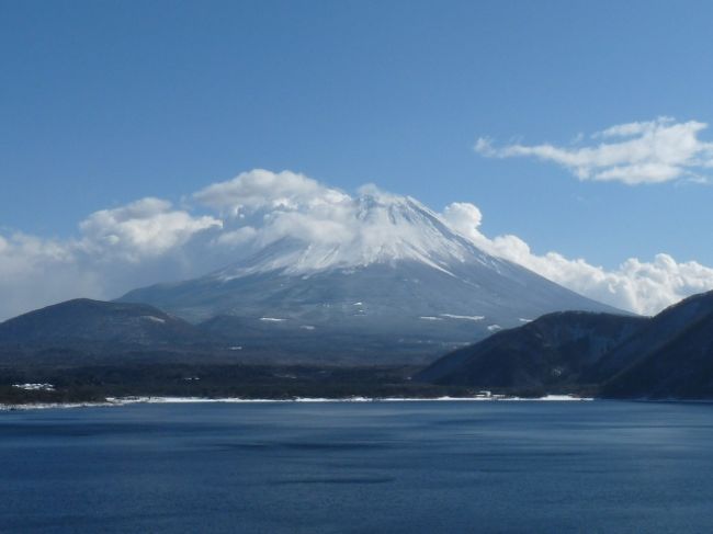 ←精進湖からの富士の眺め<br /><br />精進湖の展望広場では<br />沢山の三脚が並び、みなさん写真撮影に没頭してました。<br />歩道の雪が一部黄色かったのがトホホですが。。<br />犬かな？ならばまだマシなんだけど。<br />