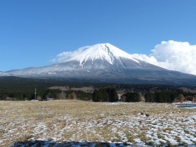 ←雲が晴れました〜♪<br /><br />続いて静岡県側の「まきばの駅」へ。<br />その道中で見事に全貌を現した富士山。<br /><br />両親共々に感動しました！！<br />このあと十数分でまた雲の中へ。<br />さすがに山頂の天気は変わりやすいですね。
