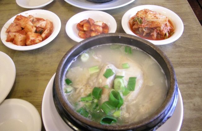 お昼前に行きましたが、１２時過ぎると近くのサラリーマンが続々とやってきて、あっという間に満席。おかずはカクテキ、キムチ、にんにく。まるまる鶏が一羽入っておりました･･･食べられるか不安でしたが、ほぼ完食！！！とても美味しかった☆満足☆