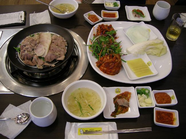 ポッサムは茹でた豚肉を白菜等に巻いて食べるヘルシーなお肉料理です。キムチや薬味をお好みで一緒に巻いて食べるととっても美味しい♪お鍋に保温程度に火が入れてあるので、お肉は温かい状態です。かなり美味しかった！！