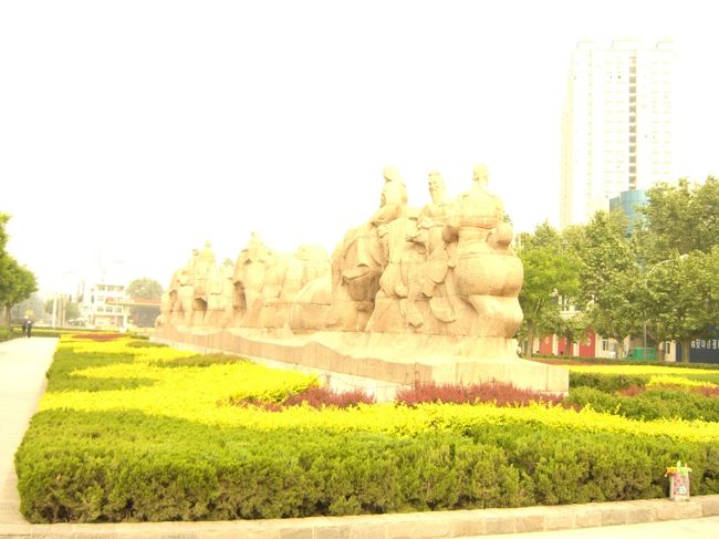 シルクロードの出発地点の記念碑です。<br />数年前に出来たそうです。<br /><br />ガイドさんに<br />”ココからシルクロードへ昔の人は出発したのですか<br />？”<br />と聞いたら、<br />”違います。長安時代の西門が出発地点です。”<br />と・・・。じゃあ、ここは30分かけて来る意味無いじゃん(-_-)<br /><br />西安旅行はココが最終地です。<br />空港から10時の便で北京へ移動です。<br /><br />西安で学んだこと。<br />・物価は上海の半分くらい。<br />・ツアーだとシルクの販売店に行くが、ほしいなら<br />　日本で買うよりは安い。玄関マットで1万くらい。<br />・日本食が食べたいなら恵理という店が有名。<br />・ツアーの料理（西安料理）は質素なので<br />　別料金を払って、食べたいものを追加で頼むべし。<br />　メニューありますか？（ﾂｧｲﾀﾝﾖｳﾏ？）<br />　麻婆豆腐（ﾏｰﾎﾞｰﾄﾞｳﾌ）同じです。<br />