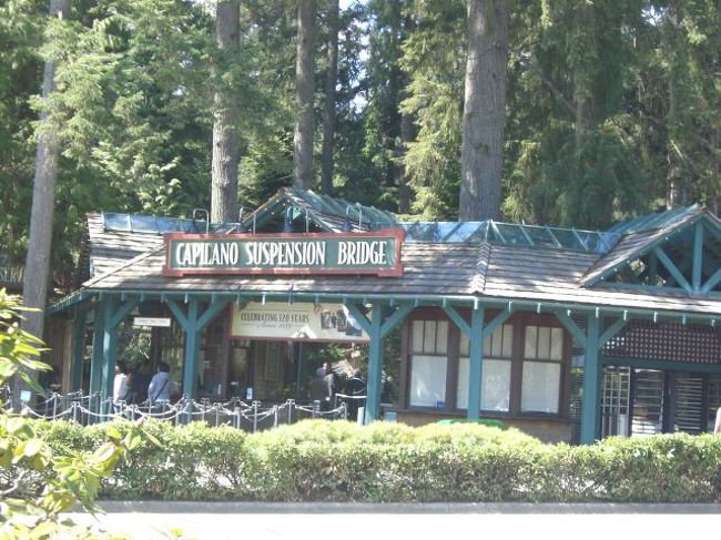 食後は、ロンズデール・キー・ターミナルから＃２３６のバスに乗って、『キャピラノ・サスペンション・ブリッジ』(吊り橋)へ。<br />