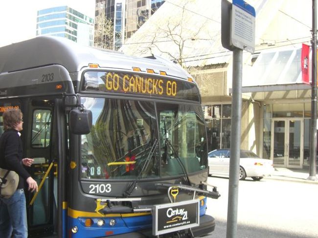 滞在中はちょうどアイスホッケー(NHL)のプレーオフが開かれていたので、バスの行き先表示にも、行き先と『GO CANUCKS GO』が交互に表示されてました。<br /><br />街を揚げての応援ですよ。<br />アイスホッケーはカナダの国技なので、熱狂的なファンも大勢いて、毎回すごい盛り上がりです。<br /><br />ちなみに留学中にGMプレイスでカナックスの生試合を一度見てからすっかりホッケーにはまった私、試合はテレビやパブに行ってよく見てましたが、当時私が好きだった選手のナズランド(チーム・キャプテン）<br />http://www.nhl.com/ice/player.htm?id=8458530<br />が去年からニューヨーク・レンジャースに移籍してしまったのでちょっと複雑。。。<br /><br />電化製品店の『FUTURE SHOP』にトイレを借りに行った時に、偶然レンジャースの試合がテレビ放送されてて、思わず見入ってしまいました(苦笑)。<br />ナズランドの姿を見つけた時はすごく嬉しかったです(´∀｀*)人　カッコ良かったわ〜ｖｖｖ