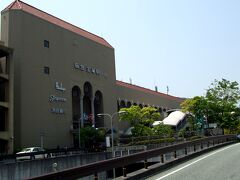 宝塚駅　「征志、運命の女性に会う。」

宝塚駅は宝塚線と今津線の合流点、JR福知山線との乗換駅でもあります。
かつては地上の小さな駅でしたが、今はとんでもなく大柄な高架駅になっています。
