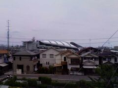 車窓から阪神仁川競馬場が見えます。