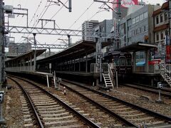 西宮北口駅　「そして、電車は折り返す−」

かつては今津まで続いていた線路は、今はここで分断されており、各々折り返し運転をしています。
写真左の線路は神戸線梅田方面に続く渡り線で、大阪・梅田行きの朝の準急や競馬開催時の臨時急行などが使用しますが、曲線がきつくホームが造れないのでこの駅は通過扱いになります。