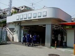 小林駅　「翔子、小林駅で途中下車」

読みは”おばやし”です。
今津線の駅でこの２０年くらいの変化が一番無い駅です。
近くには商店街とイズミヤがあります。