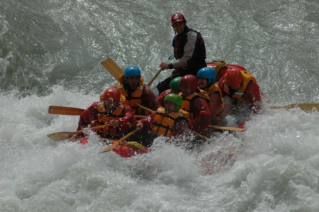 クライストチャーチ近郊のカイツナ川で　ラフティングを楽しみました。雨がたくさん降った後だったので、水位が高く　なかなか迫力のあるラフティングになりました。