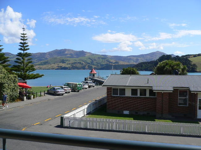 アカロアのモーテルの窓風景です。海が一望できて　とてもすがすがしい景色が広がっていました。メイン通りから一筋入っているので　とても静かな場所です。