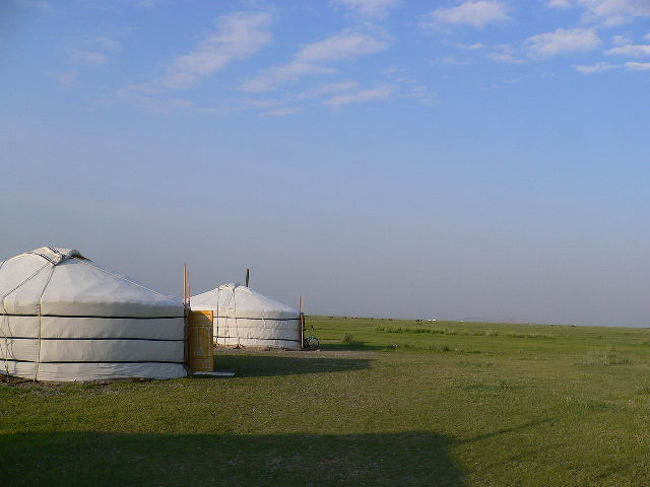 憧れのゲル、ツーリストキャンプです。<br />このゲルに２人で泊まりました。<br />周りには何もありません、ただ草原が広がっています。トイレはありますがお風呂はありません。