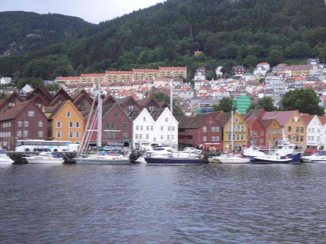 ノルウェイのベルゲンの港風景です。世界遺産ブリッゲン地区。<br />フィヨルドの美しい景色が広がっています。