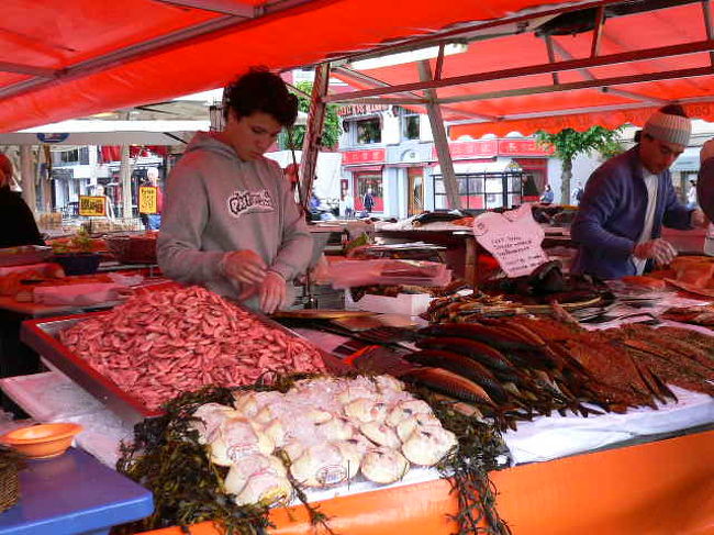 魚貝の朝市風景。新鮮な魚貝がおいしそうに並んでいました。
