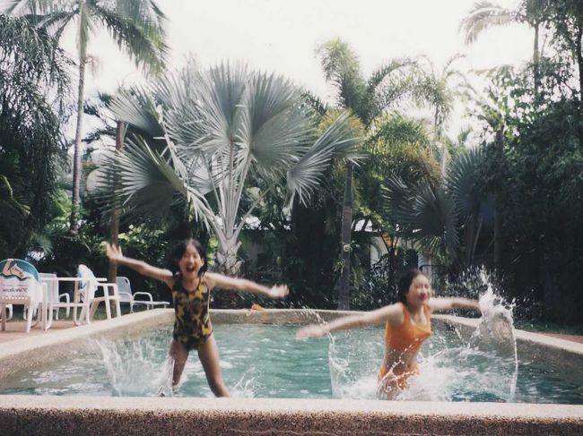 モーテルのプールを楽しむ娘達。このあと　モーテルの庭にワラビーがやってきました。