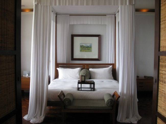 天蓋つきのベッドルーム。冷房の風が苦手な方にはお勧め。