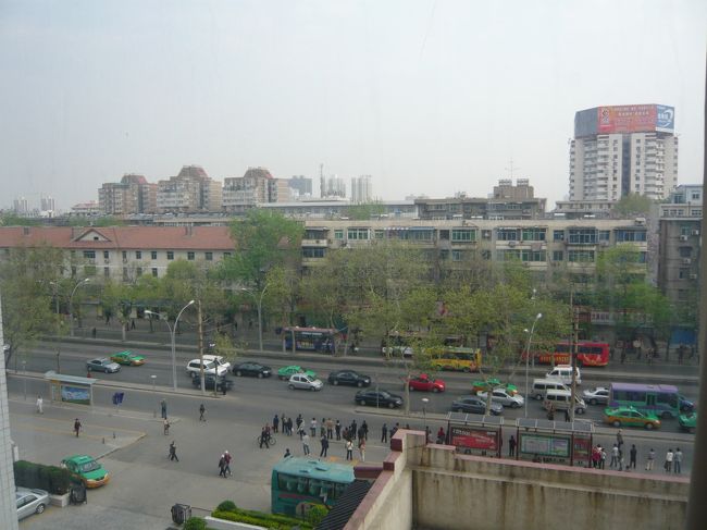 往きに３泊、帰りに１泊した西安のホテル古都新世界大酒店の部屋から。街路樹の新緑が美しくなりかけた時期です<br /> 