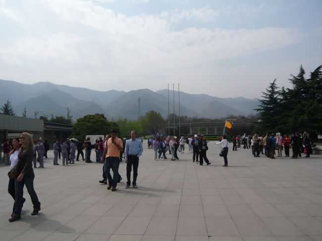 西安観光の目玉、兵馬俑博物館へ。早朝であったがすでに大勢の観光客が見えています 