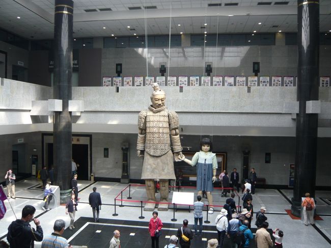 博物館一号坑を入ったら見えてくる巨大な兵士像。これは多分出土したものではないでしょう