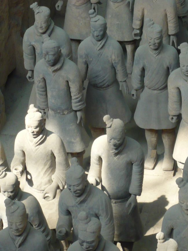 実物大の兵士像たち。顔の表情が微妙に異なる