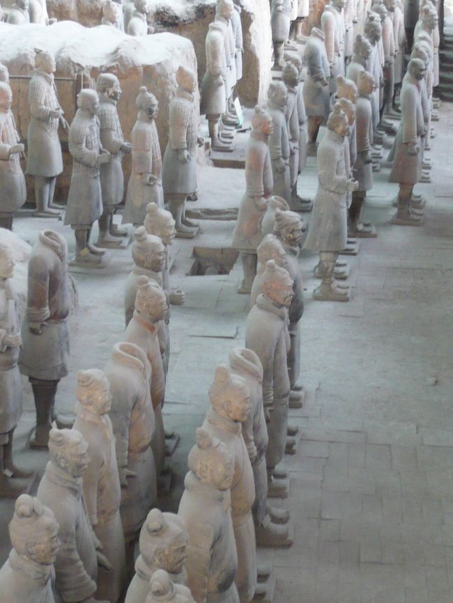 特別料金を支払い一段下がった位置から、像に近づいて観察しました。一段下がった位置ではなぜか撮影禁止。これは一段下がった位置に降りる階段からの１枚