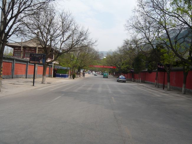 楊貴妃のロマンスの舞台となった華清池へ。入口前のストリート。有名な観光地だけあって一応整備されたようです