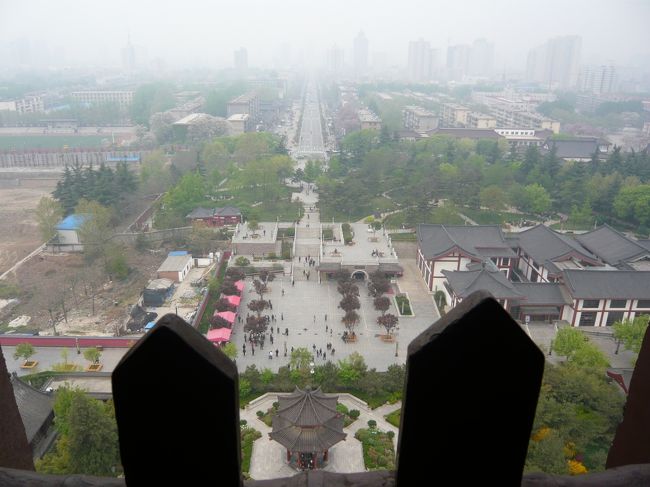 七層の塔に上りました。高さ６４mの窓から西安市内
