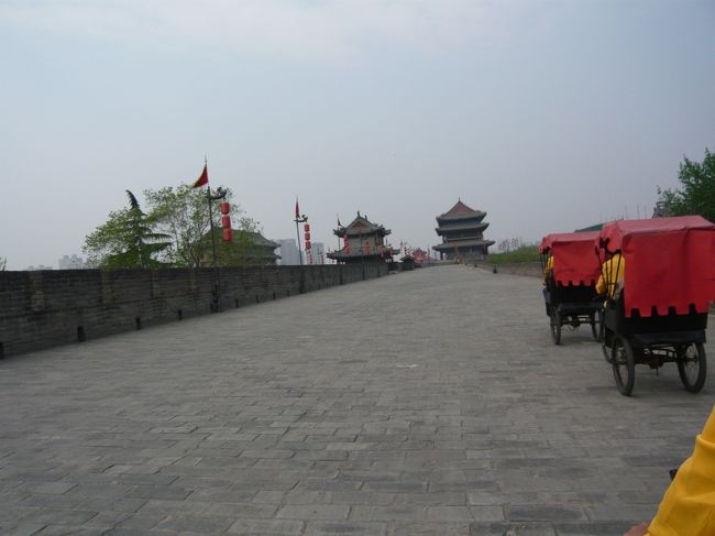 明代城壁上を輪タクに乗りました。歩くより少し早いスピードで、がたごとと走ること約２０分程で西門に到着<br /> 