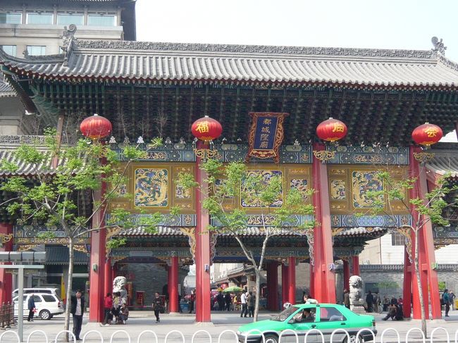 西門から一人別れて市街地を散策。西大街を鐘楼に向けて歩き左側に見つけた立派な門