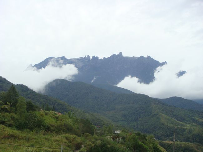 キナバル山！恐竜の背中のような山頂付近。<br />中々見ることは困難であるとの事・・・