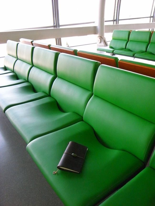 2009年4月29日(水)★1日目<br /><br />今回も、梅田〜関空へリムジンバスで。<br />運賃は往復3000円のところ→最初に往復チケット<br />購入で2700円に割引。<br /><br />関空はＧＷでもそれほど混んでいなかった。<br />ＪＡＬは朝7時から窓口が開いているので、<br />待たずにスムーズにチェックイン。<br /><br />関空のターミナルビルには、<br />無印やミニプラ、鎌倉パスタ、のれん街という<br />フードコートが新しくできていた。<br /><br />思いつきで、下の電器店で万歩計を購入。<br />一体、香港で1日何歩あるいているのか、<br />前から知りたくて。<br /><br />今回は、ミドリという文具メーカーの、<br />｢トラベラーズノート｣も持っていく。<br />http://www.midori-japan.co.jp/tr/<br /><br />この革のノート、カスタマイズできるので、<br />表紙の革を留めるゴムには、ドイツのアクリルボタン、<br />しおりの紐には、香港をイメージしたドラゴンのチャームと、<br />フランスのエッフェル塔のチャームを付けて、<br />既に旅行気分。<br />さっそく飛行機待合室で、撮影！