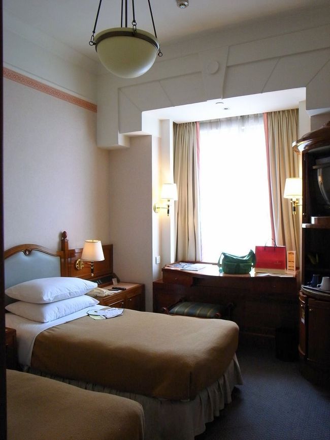 なんとか、景色を確認しつつ、<br />チャーターハウスホテルに到着。<br /><br />部屋は、｢スペリアークラス｣を予約していたのに、<br />｢え？これが！？｣という狭まーい部屋。<br /><br />天井は高いけど、窓も小さいし、<br />眺めも全然よくない(隣のビルが見えるだけ)。<br /><br />アメニティは、ハブラシ無し。<br />スリッパはあっただけ、マシ？<br /><br />毛布もなんとなく汚くて、<br />洗面所もちょっと匂いが気になりました。<br /><br />普段、そんなに高いホテルに泊まってないし、<br />すごくキレイな部屋じゃなきゃ嫌という訳では<br />ないけど、ここは今まで泊まった中でも、<br />悪いほうだなぁ。<br /><br />コップにもホコリがたっぷり積もってたし。