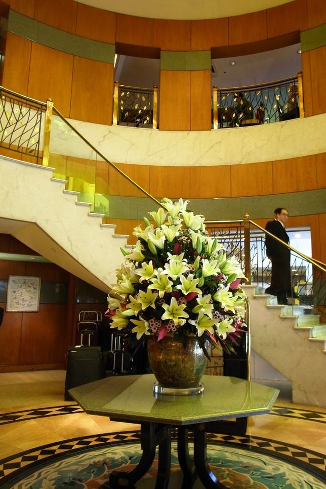 ホテルの入り口ロビーは、こんな感じ。<br /><br />吹き抜けで、ゆりの生花が飾られて、<br />ゴージャスなんですけど…。<br /><br />部屋にもう少し手をかけてほしい(笑)。