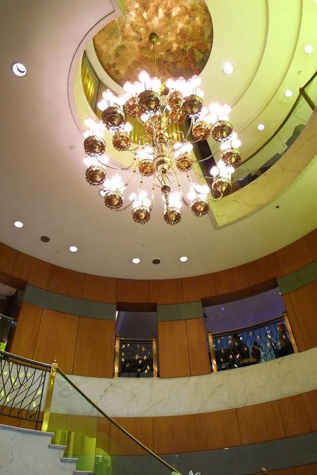 ホテルロビーの吹き抜け。<br /><br />宿泊者は、日本人には全然合わず、<br />白人系の人が多かったです。