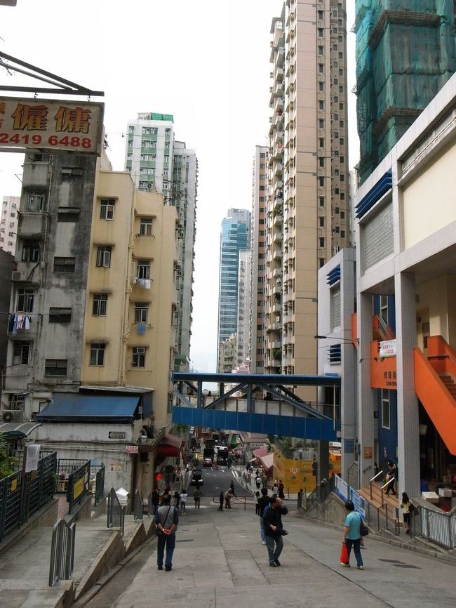 ホテルに荷物を置いてすぐ、<br />ホテル横のバス停から、上環の方へ。<br /><br />部屋は良くないけど、ホテル立地は<br />すごくいいので、ホテル出口右側にある<br />バス停の路線も便利な路線だし<br />(中環・上環方面)、助かりました。