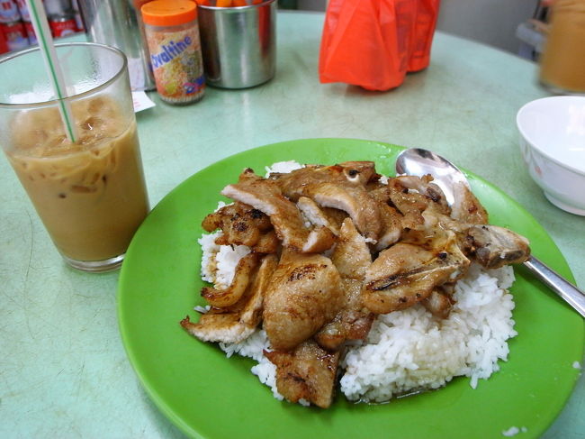 最初に入ったお店は、<br />上環の｢科記珈琲餐室｣。<br />http://www.openrice.com/restaurant/sr2.htm?shopid=10527<br /><br />ここは、16時半までの営業なので、<br />急いで入店(16時ごろ)。<br /><br />初めて入ったお店なんだけど、<br />最初は｢日本人!?｣というかんじで、<br />とまどっていた店員のおばさんやお客さん達も、<br />カタコトの広東語を話したら、<br />すぐに雰囲気も柔らかくなって、<br />すごく居心地が良かった。<br /><br />ポークチョップバーガーが売り切れ、<br />ということだったので、<br />ポークチョップご飯のセットを、<br />2人で分けることに。<br />何も頼まなくても、<br />お碗を別に２つ出してくれました。<br />優しいなぁ☆<br /><br />ポークチョップは、すごく柔らかくて、<br />味もしょうゆ味の懐かしい感じ。<br />量は結構あったけど、完食！