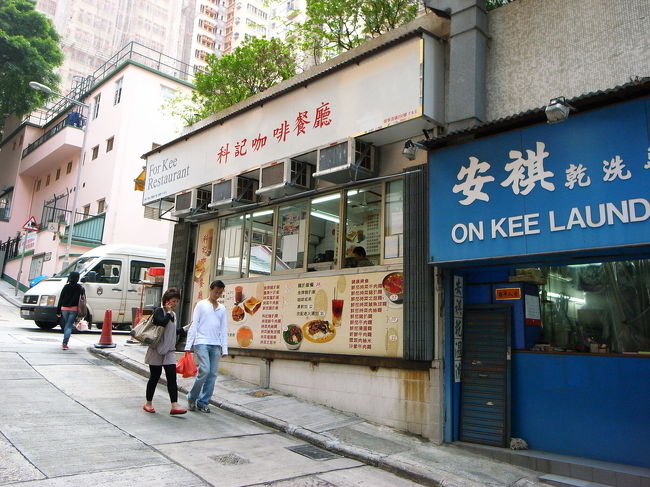 科記の外観。<br /><br />この近くはよく来ているのに、<br />入ったことはなかったんだけど、<br />次もまたぜひ行きたいな〜。<br /><br />お客さんは、地元の人ばかり。<br /><br />私がお店のおばちゃんに｢好好味！｣<br />(とってもおいしい！)と言うと、<br />奥で料理をしていたおじさんに、<br />｢好好味だってさ〜｣というような事を言い、<br />それを聞いていた隣のお客のおじさんが、<br />｢オイシイネ！｣と私たちに日本語で言ってくれた。<br />地元の人と少し話ができて、<br />気持ちまであったかくなった♪