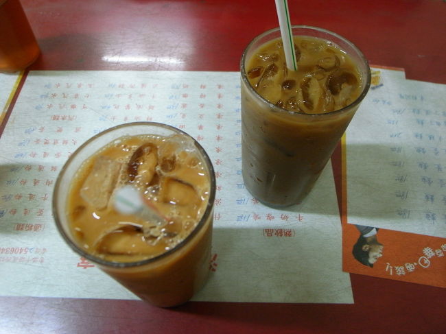 ここも18時で営業が終わる、早終いのお店。<br /><br />凍ないちゃと、凍珈琲を注文。<br />すでに甘いシロップが入っていて、<br />なんとも言えない味。<br /><br />あいかわらず、おじいさんがまったりレジをしたり、<br />オーダーを取ったり。