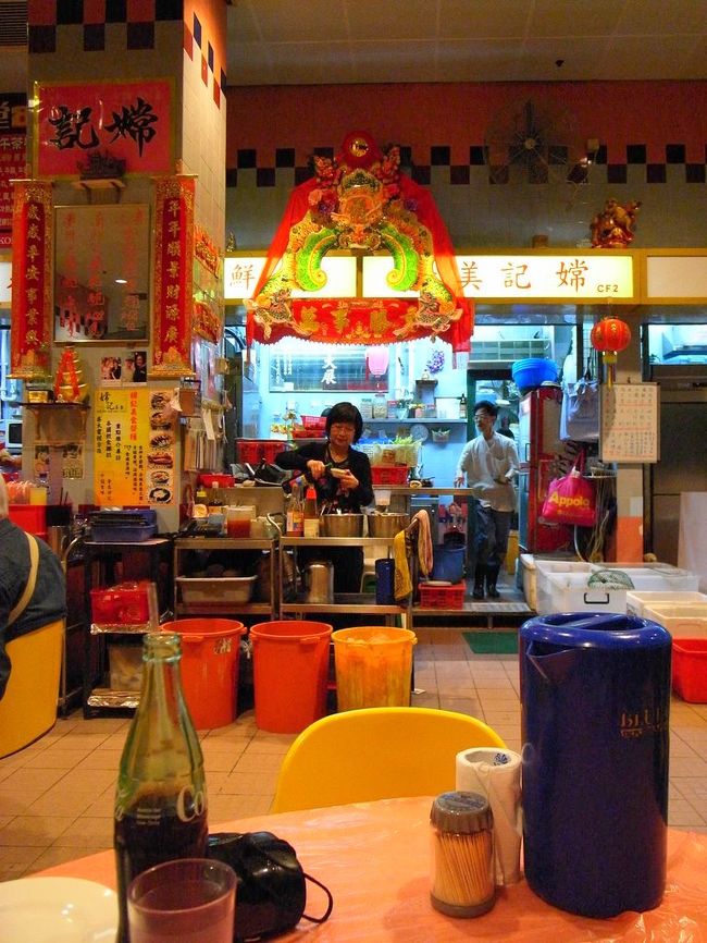 上環から中環まで歩いて、<br />九龍醤園でピータンとしょうがの甘酢漬けを買い、<br />レートのいいパシフィックビルで両替。<br />トラムで湾仔まで行き、天地書店の<br />２F(日本式)の奥の文具コーナーに行ってみる。<br /><br />いろんな種類の文具がたくさんあり、<br />｢航空｣と漢字で書いてあるハンコや<br />(ポストカードを送るときに使おう)、<br />シール、ノート、カードなどを買った。<br /><br />それからまたトラムで、ハッピーバレーの<br />[女常]記へ。<br />http://www.openrice.com/restaurant/sr2.htm?shopid=8230<br /><br />19時だったので、混んでいるかと思ったら、<br />それほどでもなく、3月に来たときと<br />同じ席にまた通された(笑)。<br /><br />