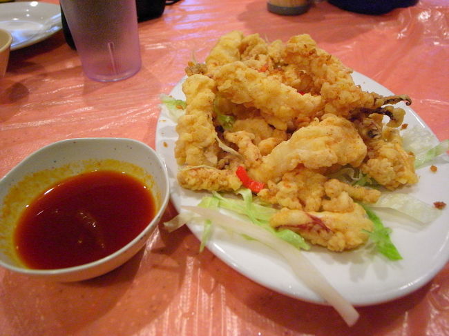 このお店に来るのは楽しみにしていたんだけど、<br />お腹が全然減ってないので、<br />3品だけ頼むことにする。<br /><br />これは、イカのフライ。<br /><br />前に気に入った、イカとブロッコリーの<br />炒めものを頼んだつもりが、<br />http://4travel.jp/traveler/naicha/pict/15538456/<br />なぜかフライを頼んでしまってて、残念。<br /><br />これはこれで美味しかったけど、<br />炒め物、食べたかったなぁ…。