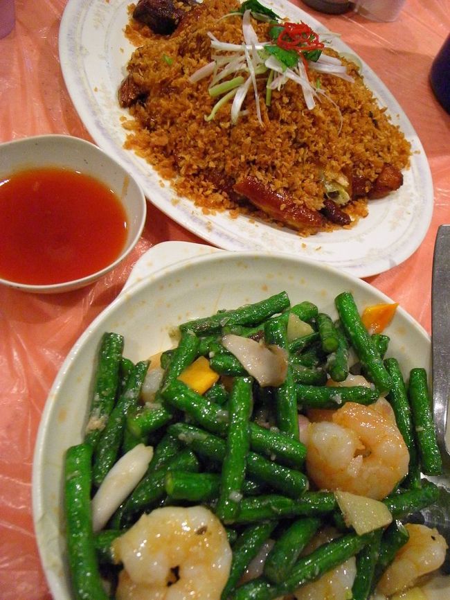 前も食べた、風沙鶏(写真奥)。<br />http://4travel.jp/traveler/naicha/pict/15538457/<br /><br />今度はねぎが乗ってました。<br /><br />手前は、えびと四季豆の炒め物。<br />えびがぷりぷりで、すごくおいしかったです。<br /><br />いろいろ食べたけど、ここは炒め物がおいしい。<br /><br />あと、今度は小さなポットに入った、<br />スープも飲んでみたい。<br />(他のテーブルのほとんどの人が頼んでいた)。