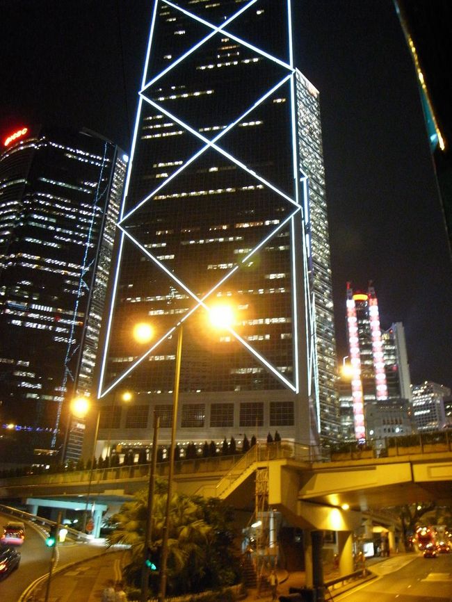 金鐘〜中環あたりで、<br />ちょうどシンフォニー･オブ･ライツ<br />(毎日、20時から15分間やっている、<br />香港の夜景イベント)の時間帯に当たった。<br /><br />いつもは、尖沙咀側から見る景色を、<br />トラムで走りながら、<br />下からライトアップを見上げる。<br /><br />光がチカチカして、とてもきれいだった。