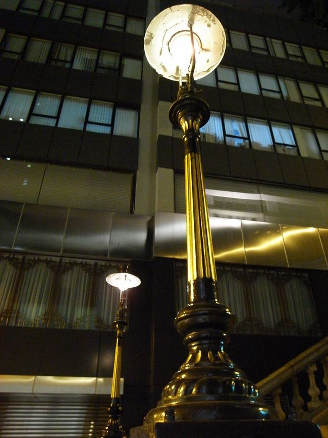 中環でトラムを降りたあと、<br />夜中まで開いているお店<br />｢玉葉甜品｣で、<br />http://www.openrice.com/restaurant/sr2.htm?shopid=7951<br />つめたい昆布の糖水(おしるこ)を。<br /><br />ここは前回も来たんだけど、<br />http://4travel.jp/traveler/naicha/pict/15538448/<br />夜はまた、雰囲気が全然違っていい感じ。<br /><br />そのあと、散歩をしながら、<br />H&amp;Mを見て服をチェックしたり、<br />中環の観光名所(？)、<br />←ダテルストリートの石段とガス灯を<br />見に行った。<br /><br />尖沙咀あたりでは、夜中まで人通りはすごいけど、<br />中環は、21時ころになると、人も少なくなるんだね。<br />(治安は全然悪くないけど)人のあまり歩いてない<br />中環エリアが、すごく不思議な感じがした。<br />これは、この旅行での発見だった。