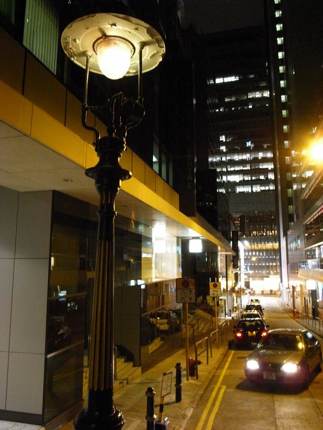 ガス灯は、なんてことない通りの一角にあった。<br /><br />でも情緒があるからか、<br />地元の雑誌？か何かが、<br />モデルさんを使ってここで撮影していた。