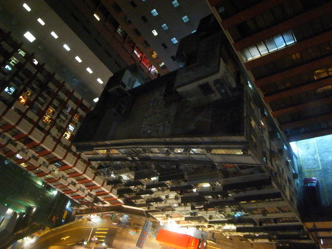 ホテルの部屋からの眺め。<br /><br />朝、関空で買ってセットした万歩計は…<br /><br />＜１万９０５３歩＞でした。<br /><br />よく歩いたな〜今日１日！