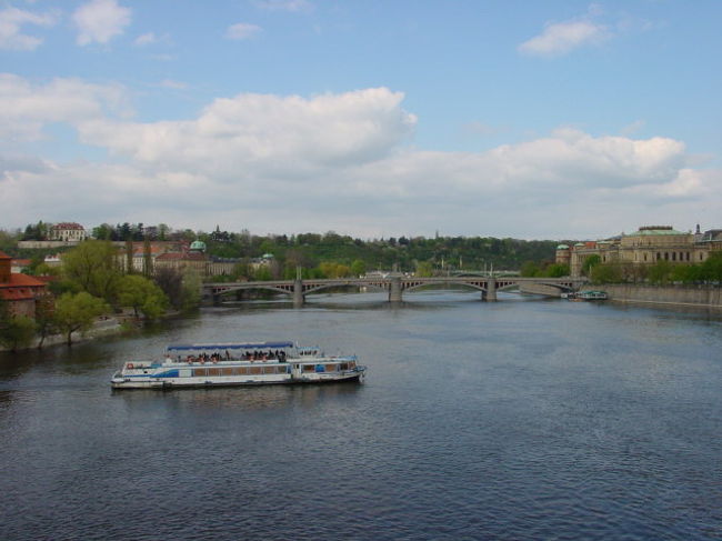 カレル橋からみた川面