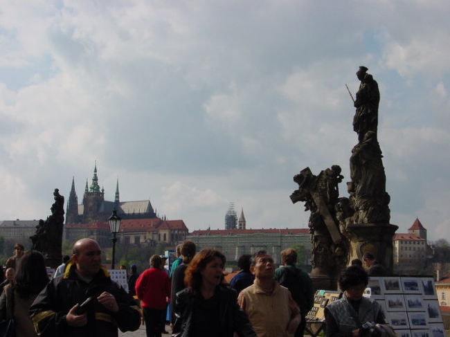 カレル橋を渡る観光客