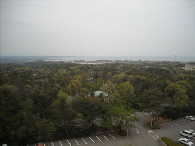 今日もオーシャンビュー。ここからの景色、釧路湿原ぽい！昨日は内海、今日は外海。<br /><br />夕食は七時半からなので早速一風呂浴びてさっぱり。<br />