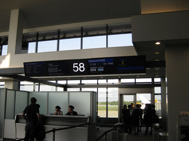 端っこの58番搭乗口。<br />遠すぎる。