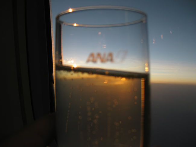 まずは、旅行の無事を祈ってお酒でお浄め(笑)<br />定番のショットですが、美味く映らず・・・。