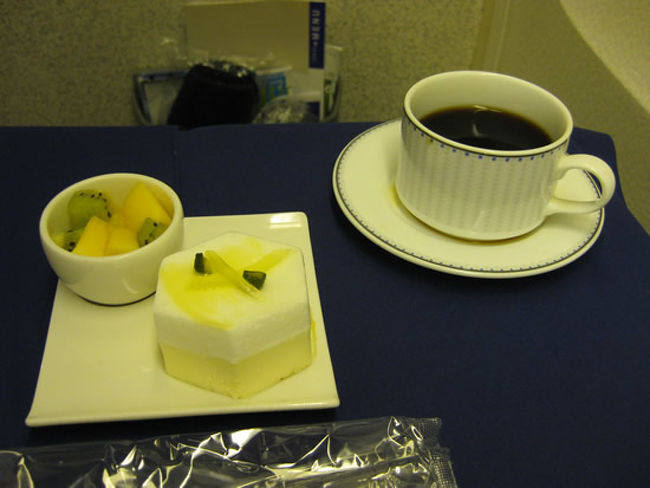 フィリピン上空は、揺れること。<br />この日は、コーヒーがソーサーに零れるほどの揺れでした。