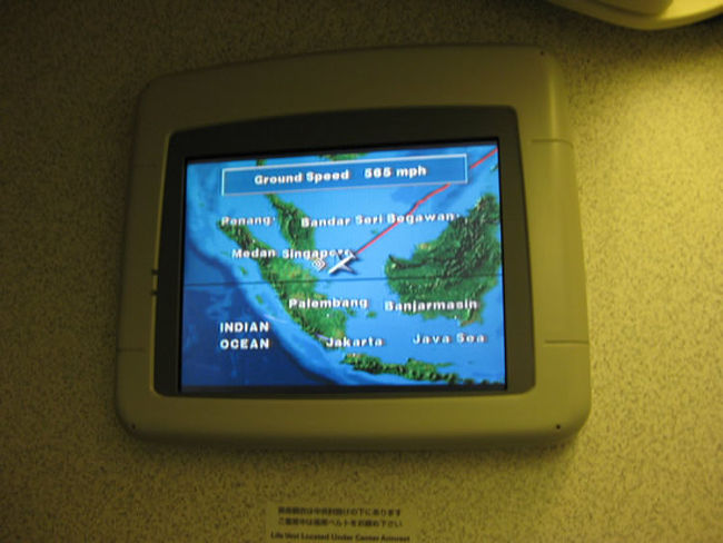 そろそろ、到着です。<br />直前にビジネスクラスにUPGしたので、深夜到着便しか空席がありませんでした。